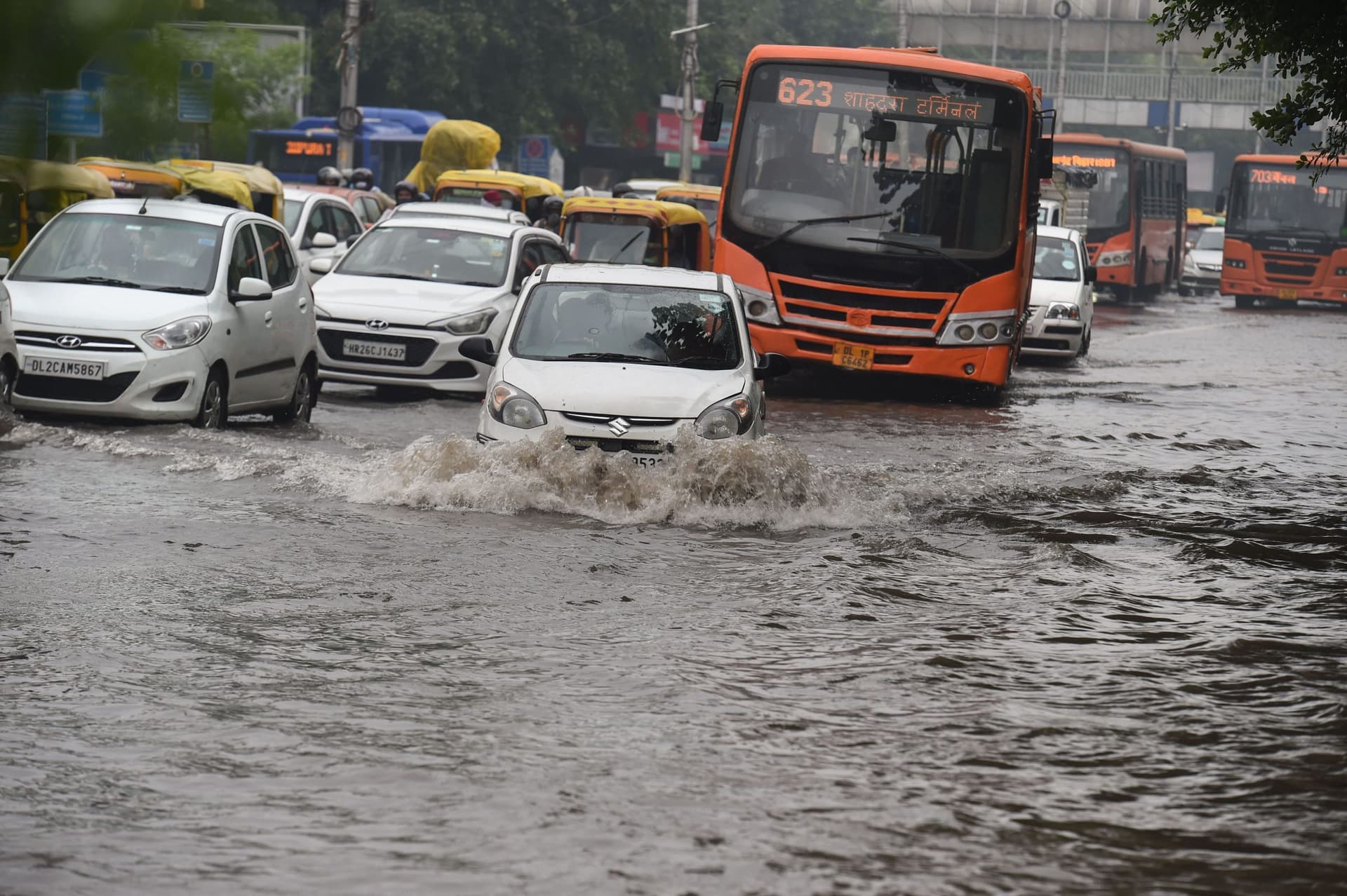 दिल्ली में बारिश ने तोड़ा 46 साल का रिकॉर्ड, एयरपोर्ट और रनवे पर पानी भरने से कई फ्लाइट्स के रूट डायवर्ट