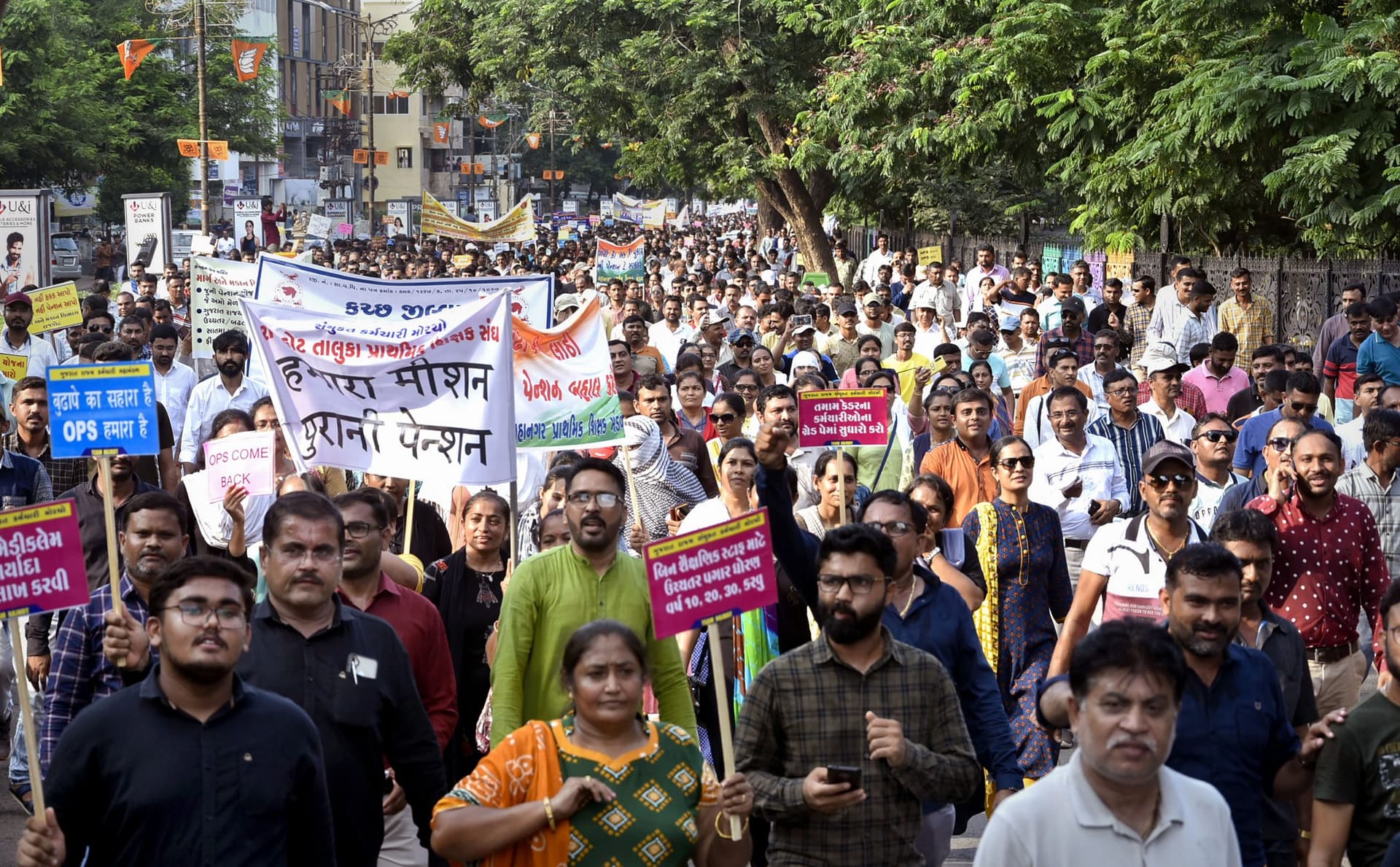 गुजरात में चुनाव के पहले प्रदर्शन तेज, पुरानी पेंशन की मांग को लेकर हजारों कर्मचारी ‘सामूहिक अवकाश’ पर