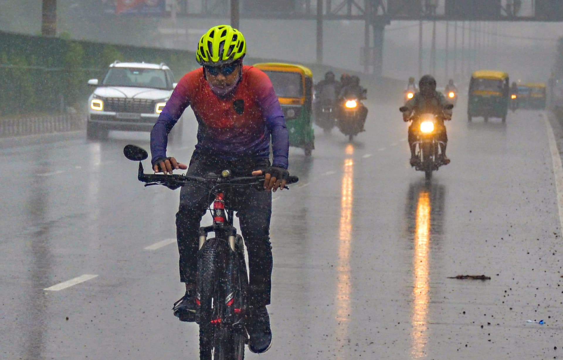 Weather Forecast LIVE: बंगाल की खाड़ी पर बन रहा निम्न दबाव का क्षेत्र, ओडिशा में भारी बारिश का अनुमान