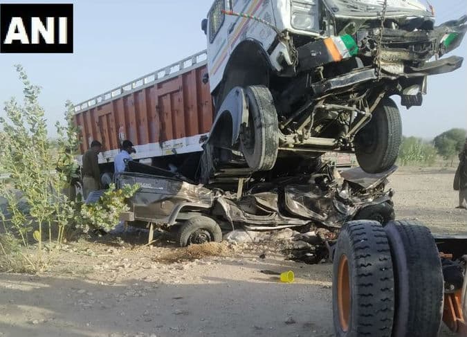 Accident in Rajasthan: जीप के ऊपर चढ़ा ट्रक, नवविवाहित जोड़ा सहित 11 की मौत