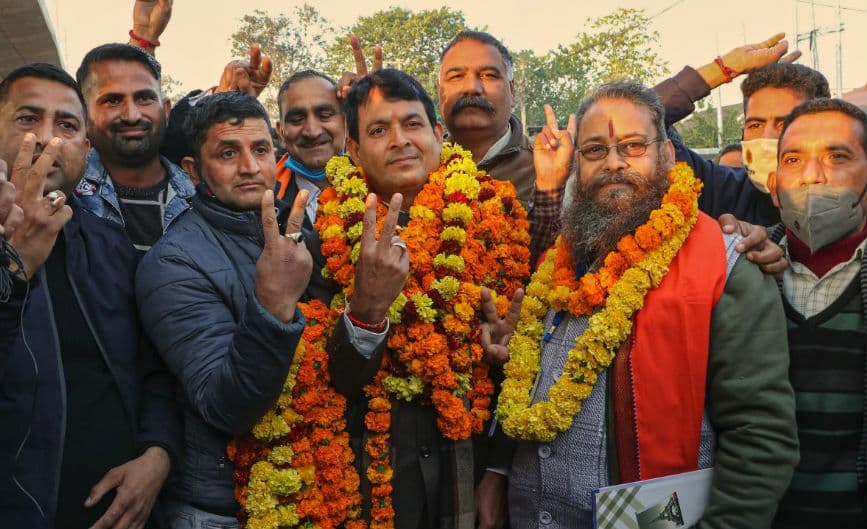 Durga Puja: मां दुर्गा की मूर्ति को फाइनल टच देने लगे मूर्तिकार, अबकी खास स्वरूप दिखाएंगे बंगाल के कारीगर