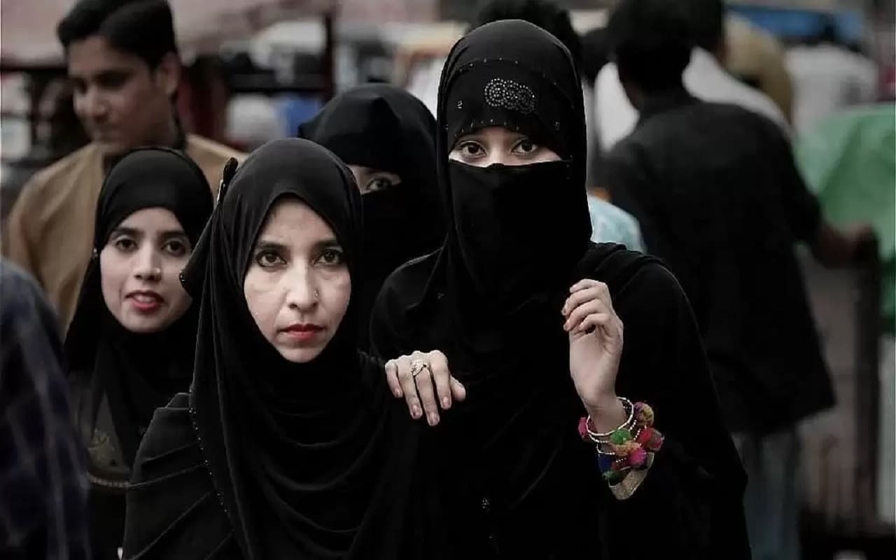 Iran Hijab Row: हिजाब नहीं पहनने पर दो महिलाओं पर हमला, दोनों महिला और आरोपी हिरासत में