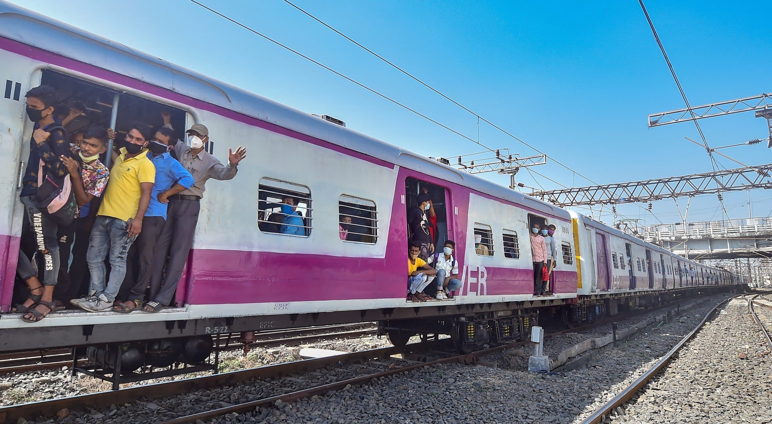 Kolkata Local Train News, Coronavirus Pandemic, Indian Railways News: बंगाल की लोकल ट्रेनों में भीड़ ने बढ़ायी चिंता, PICS में देखें, डॉक्टरों ने क्यों दी कोरोना लहर की दी चेतावनी