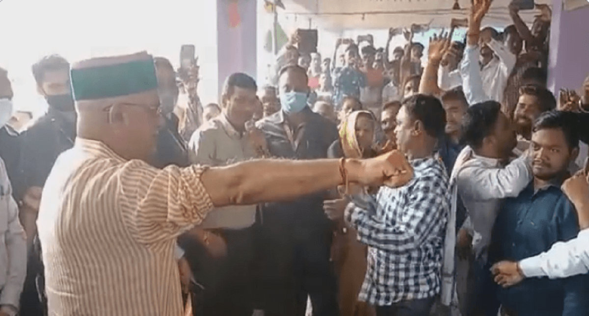 छत्तीसगढ़ के मुख्यमंत्री भूपेश बघेल ने गोवर्धन पूजा के दौरान निभाई ये अनोखी परंपरा, वीडियो वायरल