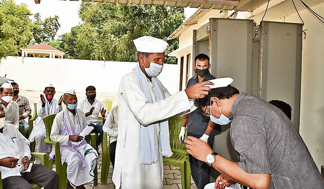 रिम्स में पिता से मिले तेज प्रताप, बिहार चुनाव को लेकरहुई चर्चा