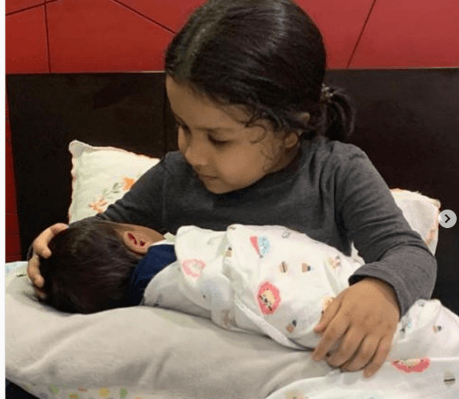 जीवा धौनी की गोद में कौन है ये बच्चा? वायरल हुई तसवीर, फैंस ने पूछा ये सवाल...