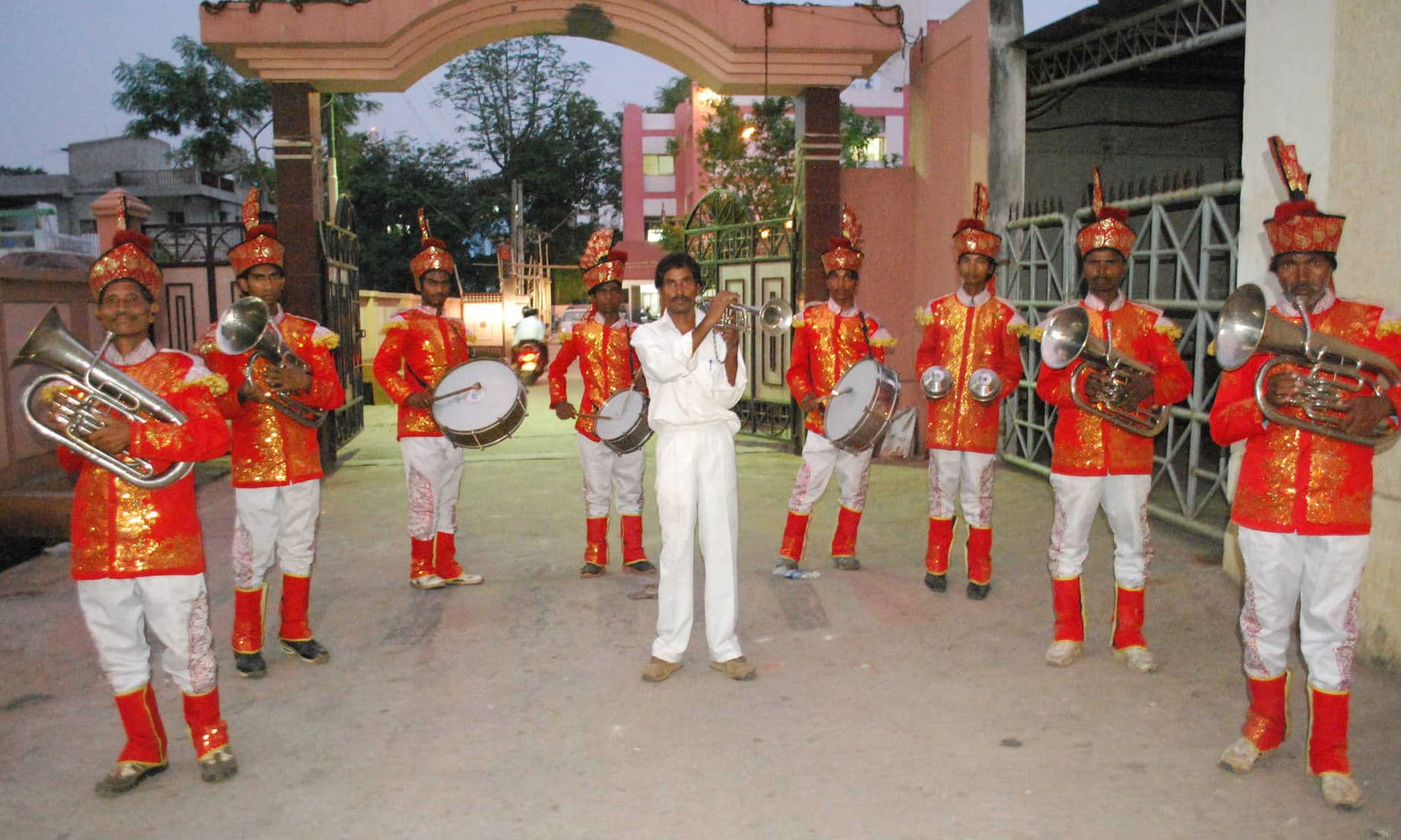 खुशी की धुन बजाने वाले पेट के लिए कर रहे दिहाड़ी