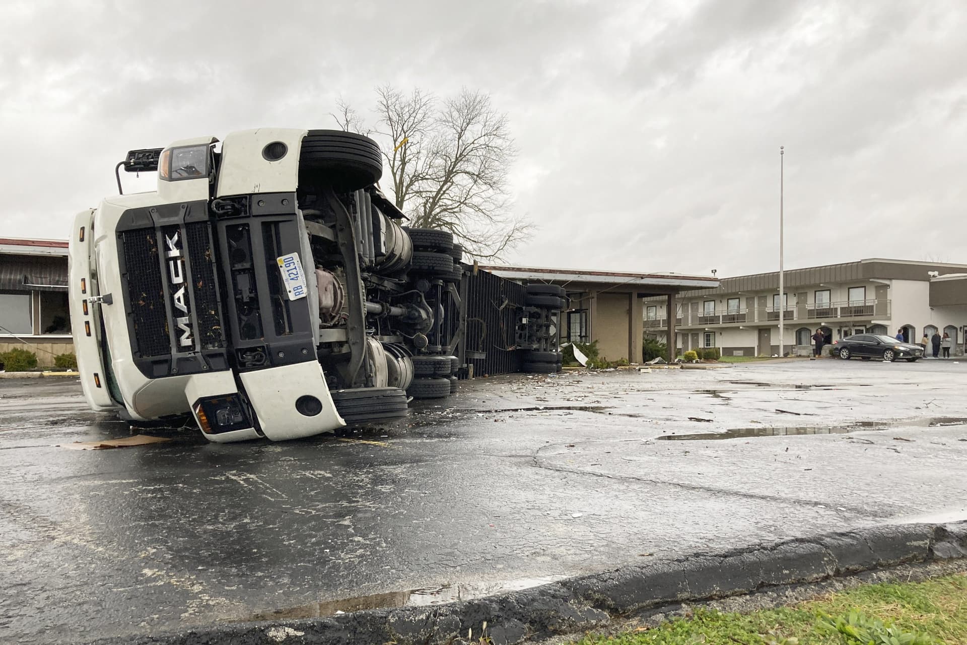 Kentucky Tornadoes: अमेरिका में तूफान से भारी तबाही, घर जमींदोज, गाड़ियां पलटी, 70 से ज्यादा की गई जान