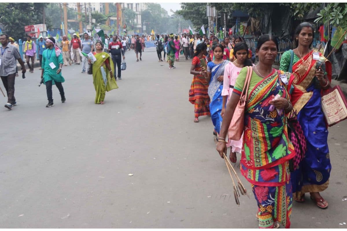 Photos : आदिवासी समुदाय की रैली को लेकर स्तब्ध हुआ कोलकाता, घंटों एक ही जगह खड़ी रही गाड़ियां