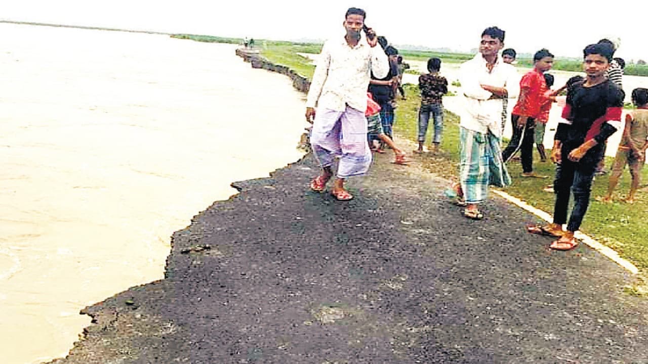 कोसी, गंडक, लालबकेया समेत कई नदियों का जल स्तर बढ़ा, मोतिहारी-शिवहर में सड़क पर चढ़ा
पानी, कई घर डूबे