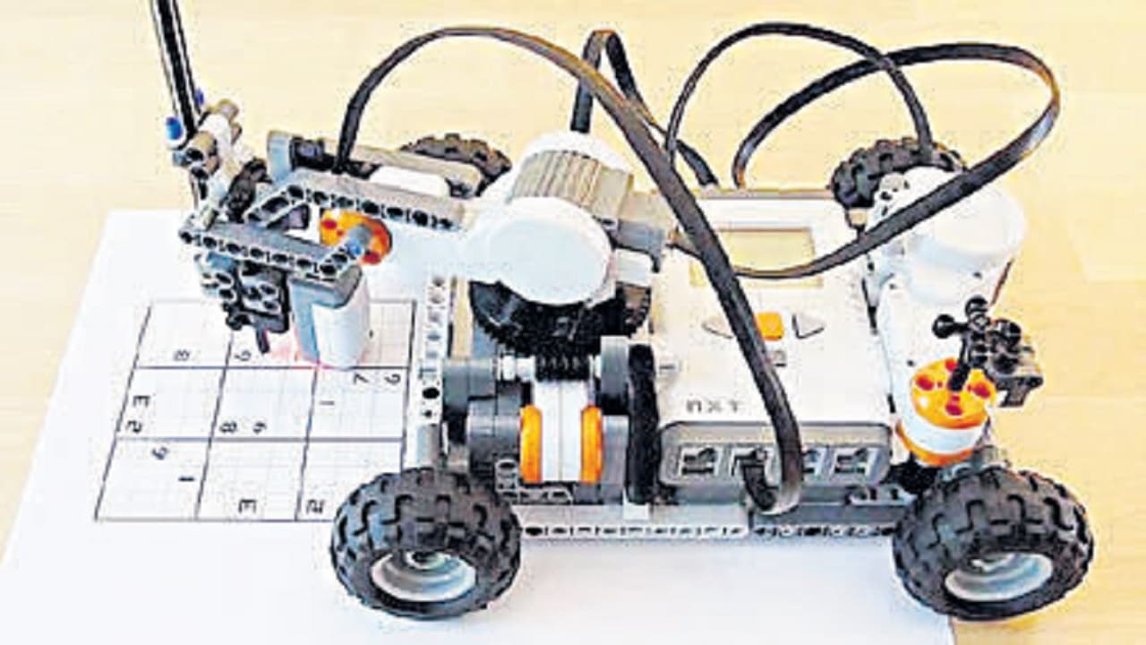 पटना-आरा के 6 स्कूली बच्चों ने बना डाला फुटबॉल खेलने वाला रोबोट, मोबाइल से भी किया जा सकता है कंट्रोल