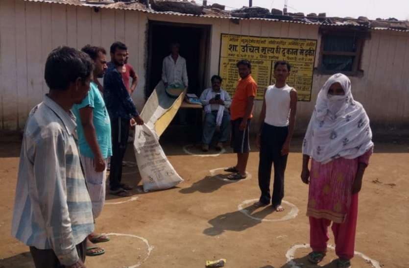 सोशल डिस्टेंस बनाकर हो जा रहा राशन का वितरण