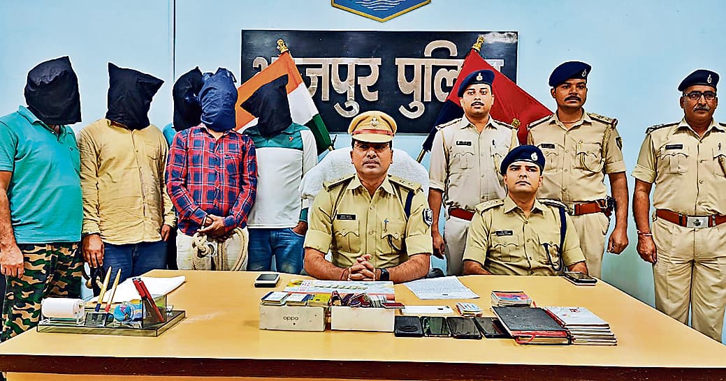 भोजपुर पुलिस ने वाहन चोर गिरोह का किया खुलासा, बीमा कंपनी के कर्मियों के सहयोग से तैयार करते थे फर्जी कागजात