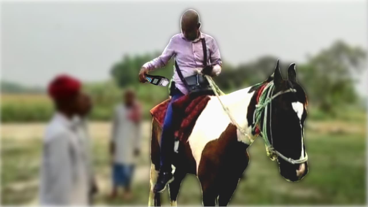 बिहार में बिजली बिल वसूलने घोड़े से जाता है यह कर्मी, बोला- पेट्रोल की बढ़ी कीमत से बाइक रखना मुश्किल
