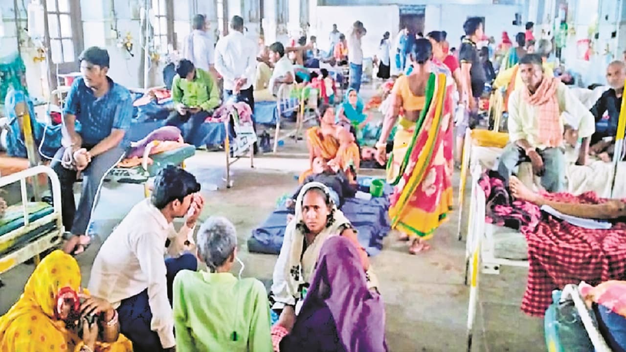 ‍Bihar: DMCH के मेडिसिन विभाग में फर्श पर लिटाकर हो रहा मरीजों का उपचार, जाने किस वार्ड में कितना बेड