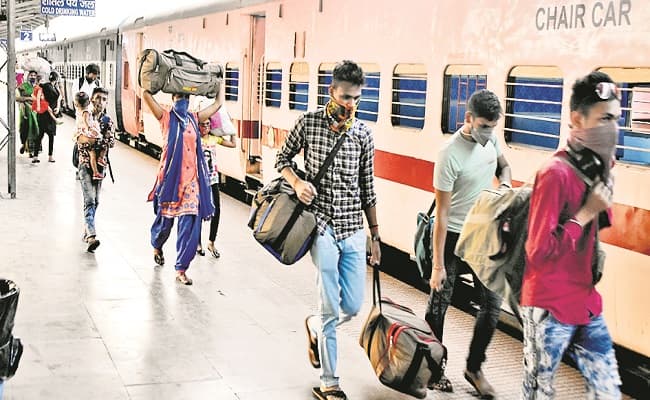 मुजफ्फरपुर जंक्शन पर बाहरी राज्यों से आए यात्री 
कोरोना टेस्ट में पाए जा रहे पॉजिटिव, जांच के डर से दूसरे स्टेशन पर ही उतर रहे यात्री