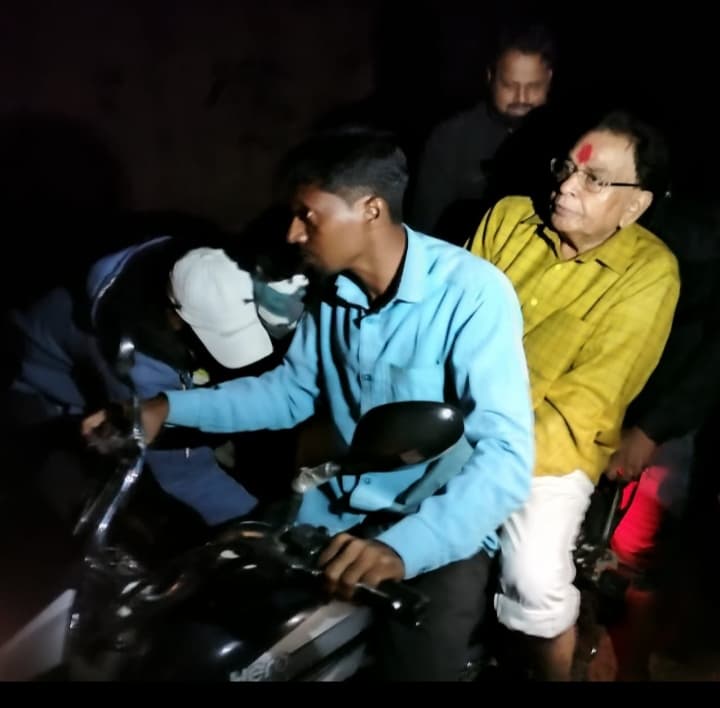 बोकारो : पूर्व मंत्री माधवलाल पहुंचे बिरहोर डेरा, ग्रामीणों के साथ मनायी दिवाली