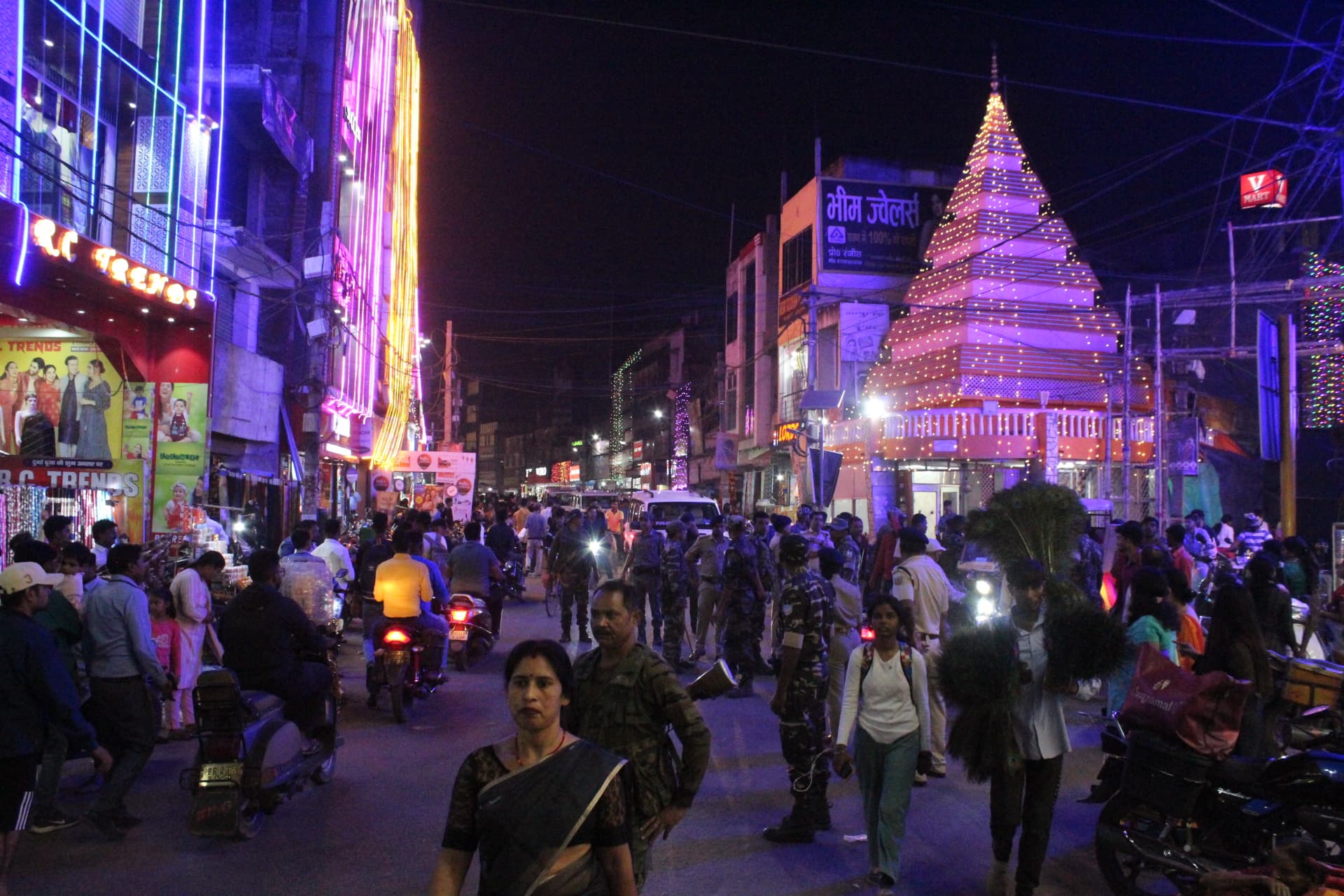 गिरिडीह : दीपावली आज, सुख-समृद्धि की रोशनी से जगमगाया बाजार, जानें क्या कुछ रहा खास
