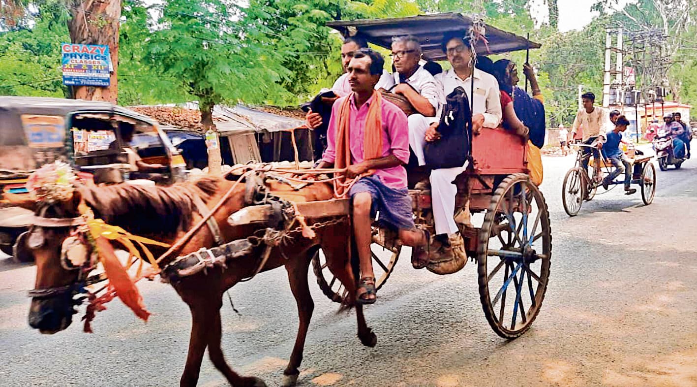 गया की सड़कों पर टमटम, रिक्शा व ठेला से चलने को लोग मजबूर, ऑटो चालकों की हड़ताल दूसरे दिन भी जारी