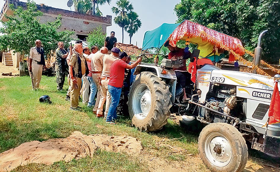 गया में छापेमारी करने गयी पुलिस पर बालू माफियाओं ने किया हमला, एसआई और जवान घायल