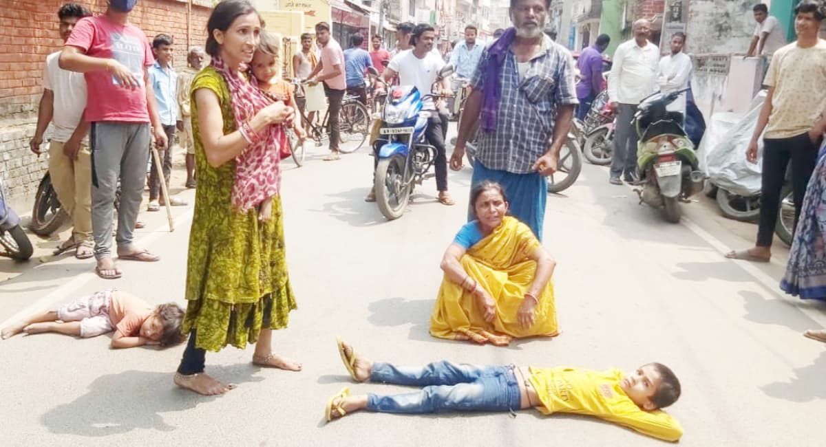 Munger: मां ने बड़े बेटे पर शराब बेचने का आरोप लगा बीच सड़क पर बच्चों को सुलाया, पुलिस बोली- घरेलू विवाद