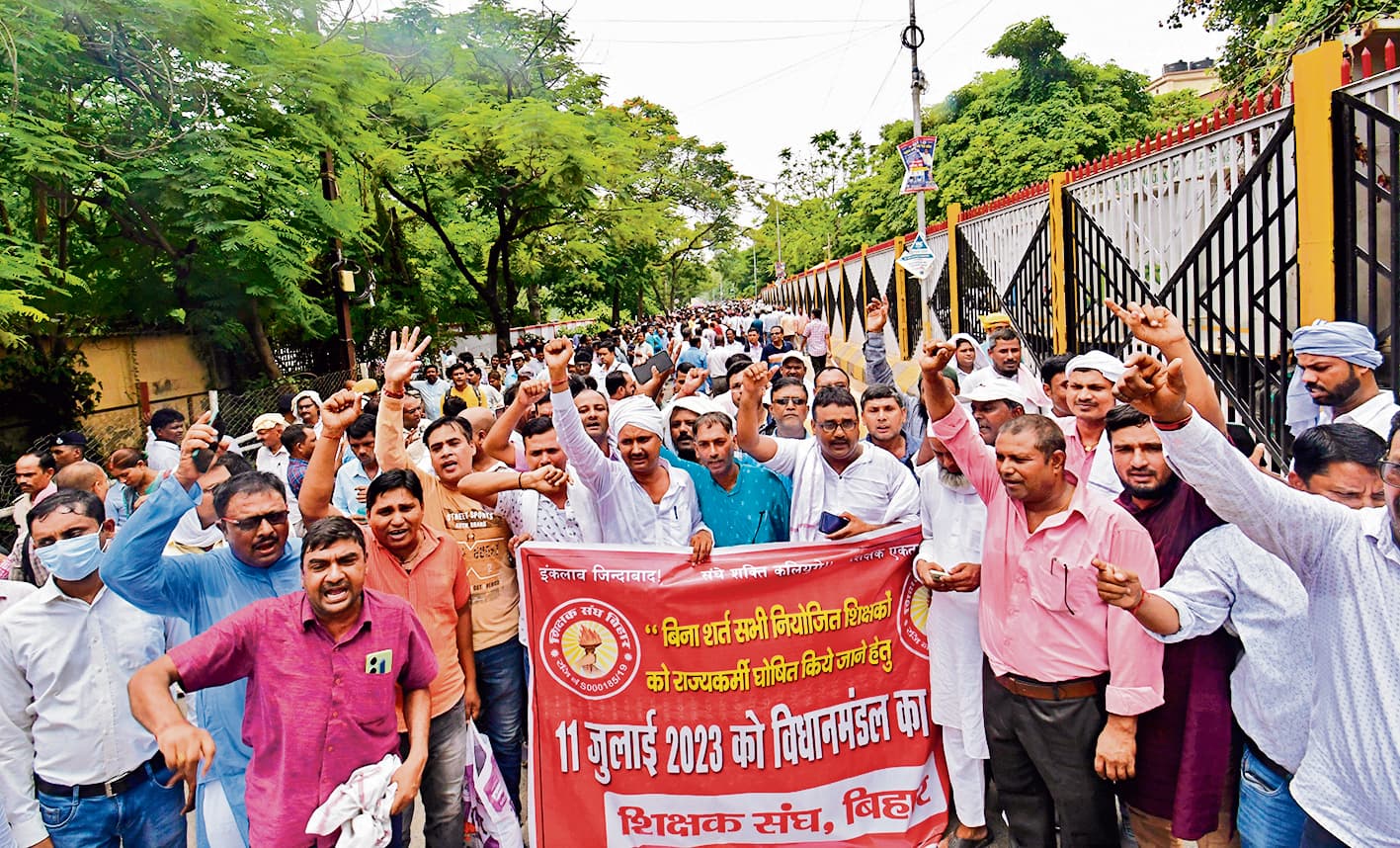पटना के डाकबंगला चौक पर प्रदर्शनकारियों का इंतजार करती रही पुलिस, JP गोलंबर से सीधे आर ब्लॉक पहुंच गये शिक्षक