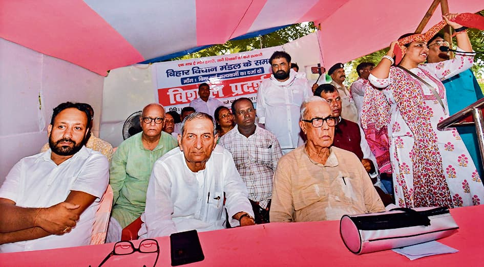 शिक्षकों को बिना शर्त राज्यकर्मी का दर्जा दें, नहीं तो हम 2024-25 में भी सरकार के खिलाफ लड़ेंगे: शत्रुघ्न सिंह