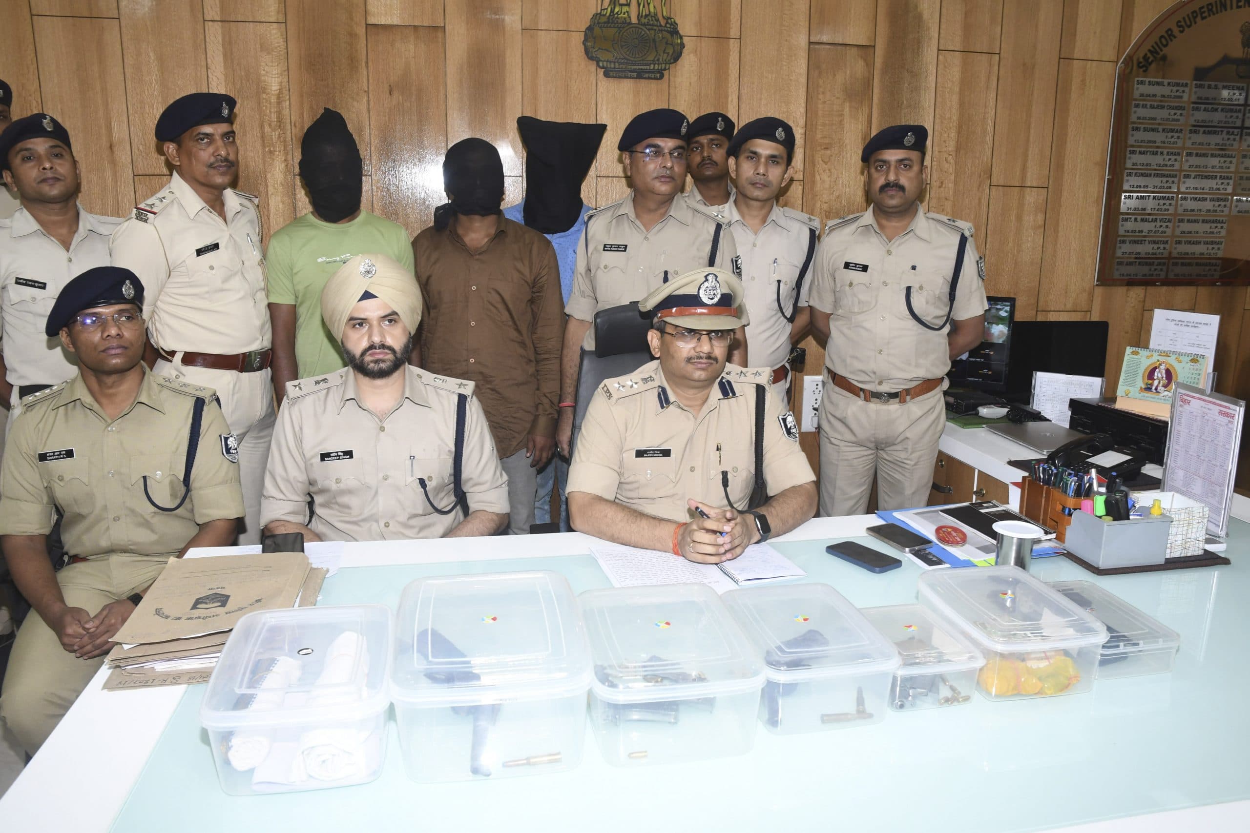 पुलिस की आंख में झंडू बाम लगाकर फरार होने वाला कैदी सोनू शर्मा समेत तीन गिरफ्तार, हथियारों का जखीरा बरामद