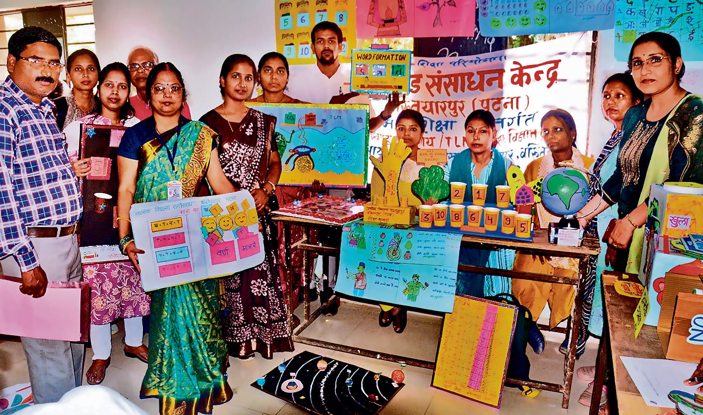 पटना के शिक्षक गुलदस्ते से सिखा रहे पर्यायवाची शब्द, पढ़ाई आसान बनाने के लिए बनाये हैंडमेड लर्निंग मेटेरियल