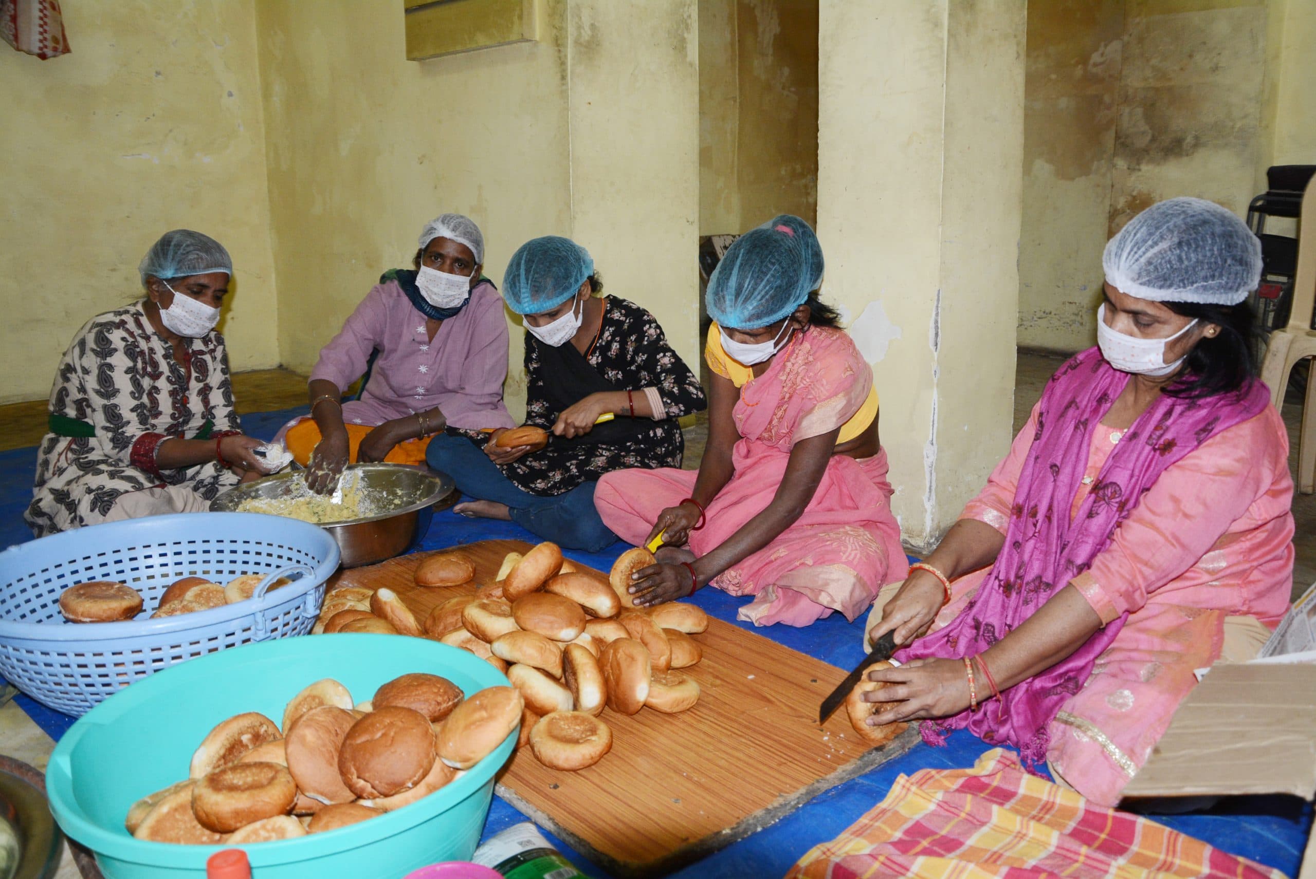 पटना में भीख मांगने वाली 43 भिक्षुक महिलाओं को मिला रोजगार, अब ऑर्डर पर बना रही खाना