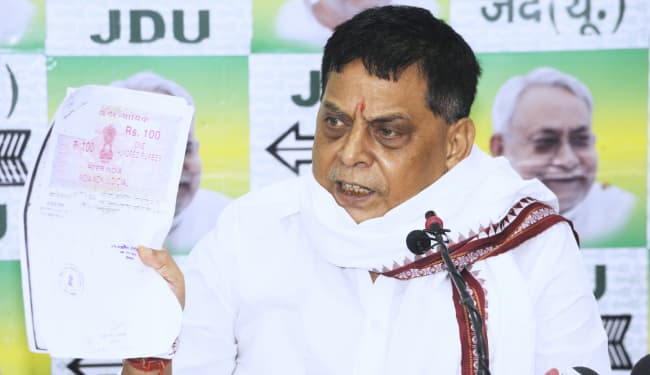 लालू प्रसाद यादव के 73वें जन्मदिन पर मंत्री नीरज कुमार का बड़ा हमला, पूछा- 'तीसरा बेटा' तरुण यादव कहां है? कहां से चुनाव लड़वाइयेगा?