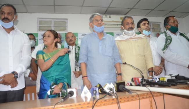 कांग्रेस के दो विधायकों ने पार्टी छोड़ जेडीयू का थामा दामन, RJD और RLSP को भी झटका