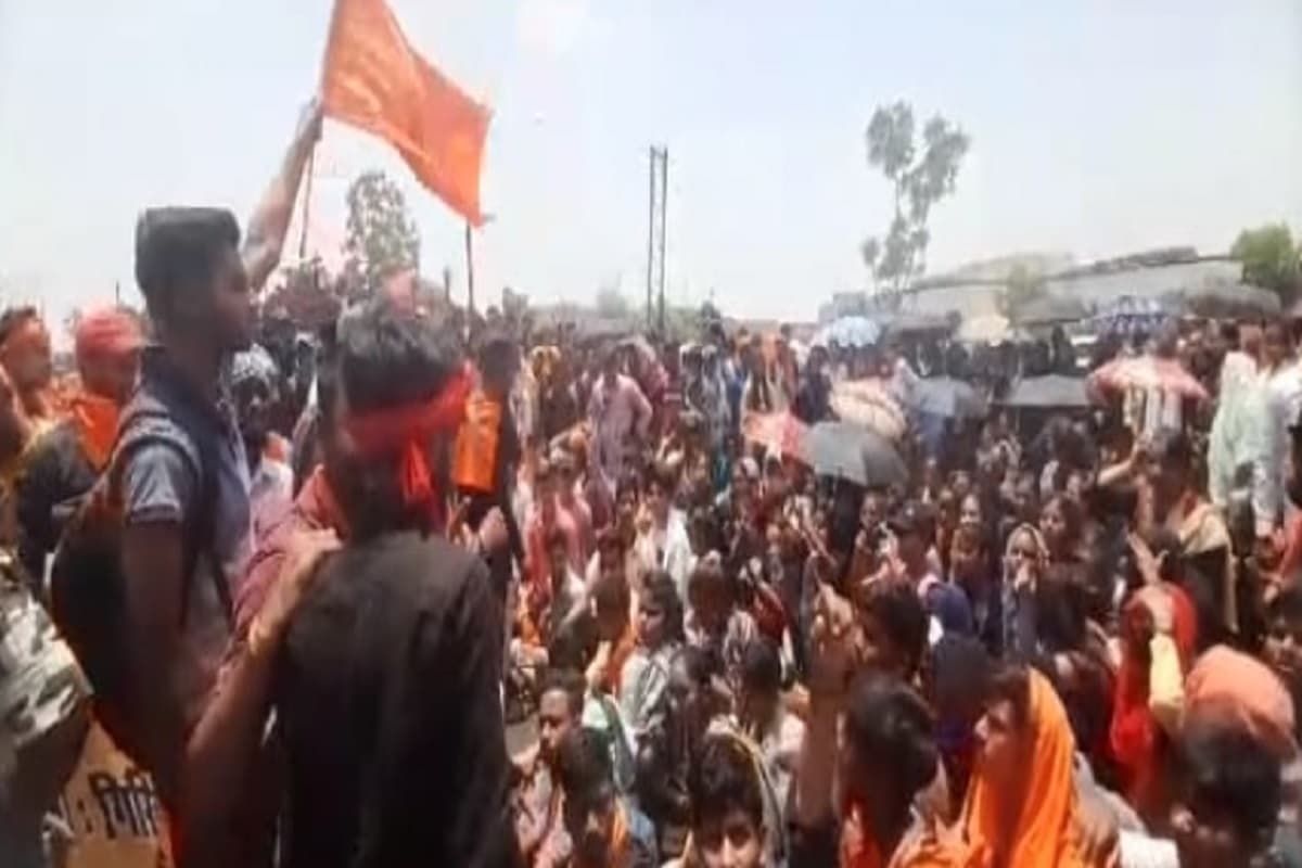 PICS: गिरिडीह में भी 11वीं के छात्रों ने फूंका बगावत का बिगुल, समाहरणालय का घेराव कर की नारेबाजी