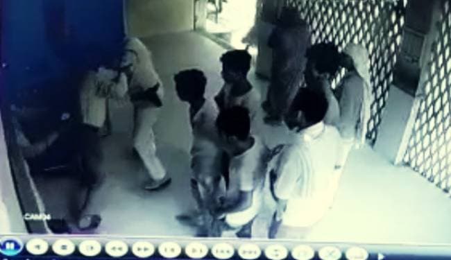 ड्यूटी पर तैनात चिकित्सक को चेंबर से खींच कर एएसआई ने पीटा, हड़ताल पर गये चिकित्सक और स्वास्थ्य कर्मी