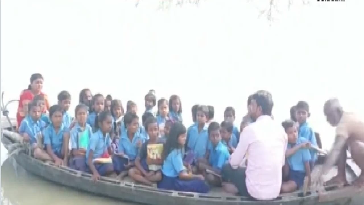 भागलपुर में 'डर के नौके' पर सवार होकर स्कूल जा रहे नौनिहाल, कौन जिम्मेदार...?