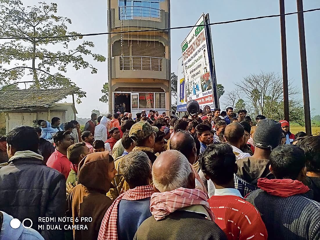 Bihar News: फर्जी नर्सिंग होम में कांड, डॉक्टर ने काटा नवजात का गला, गलत ऑपरेशन से मां की भी मौत, भारी बवाल