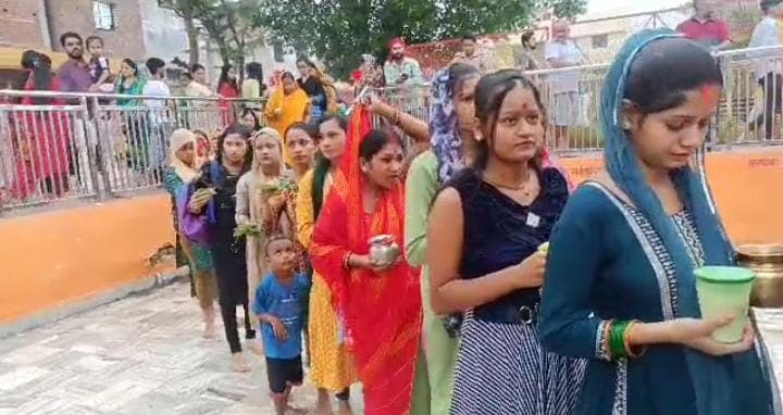 गोरखपुर के शिवालयों में सुबह से लगी रही भक्तों की भीड़, हर हर महादेव की जयकारे से गूंजा नाथ नगरी