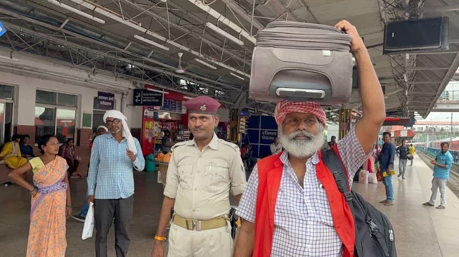 पटना स्टेशन के इस कुली को मिले हैं दो सरकारी बॉडीगार्ड, फिर भी सुरक्षा को लेकर जताया खतरा, जानें पूरा मामला