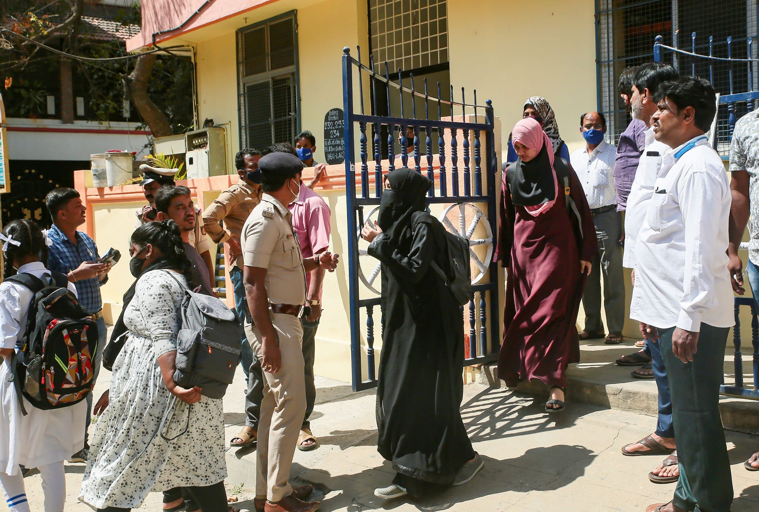 Hijab Verdict: हिजाब विवाद में कर्नाटक हाईकोर्ट का फैसला, कहा- हिजाब धर्म का हिस्सा नहीं