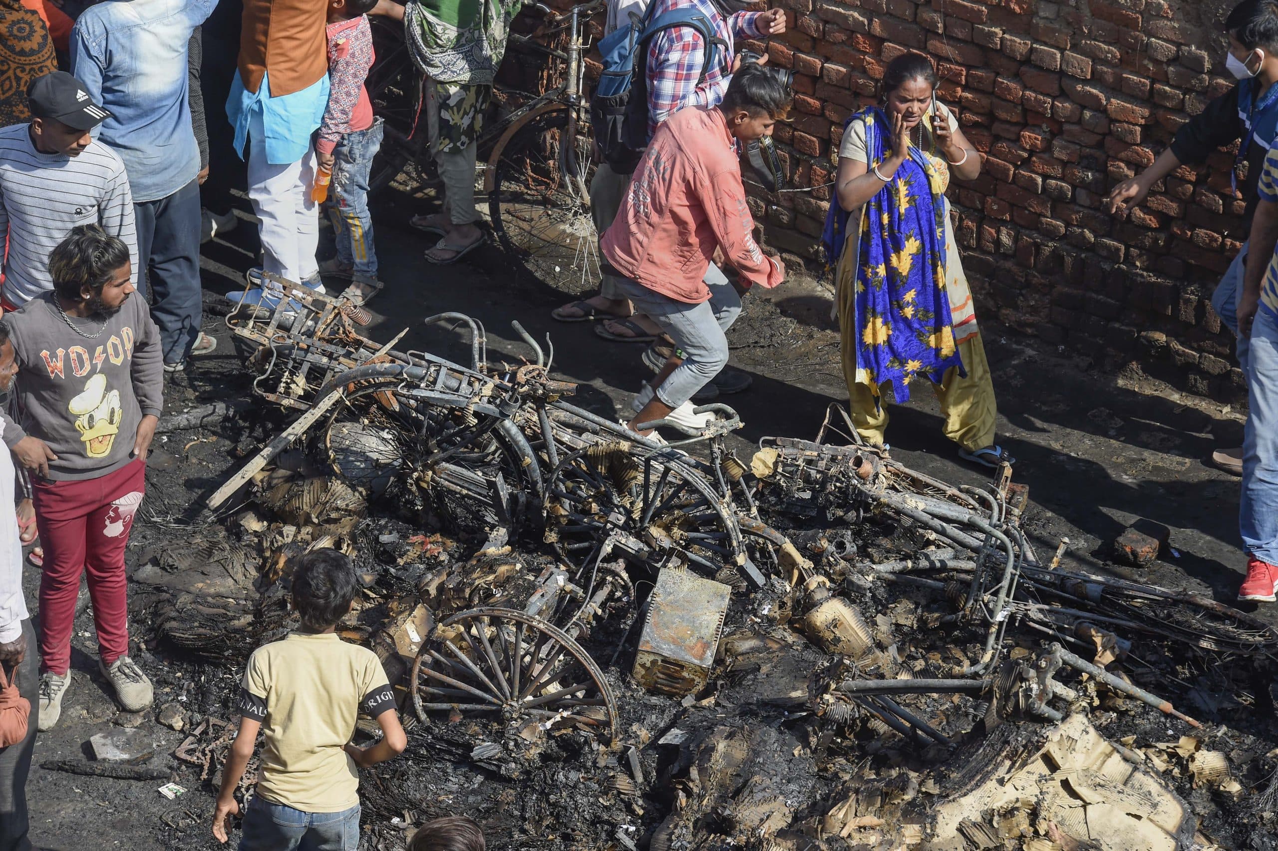 Delhi Fire: दिल्ली के गोकुलपुरी इलाके की झुग्गियों में लगी आग, 7 की जलकर मौत