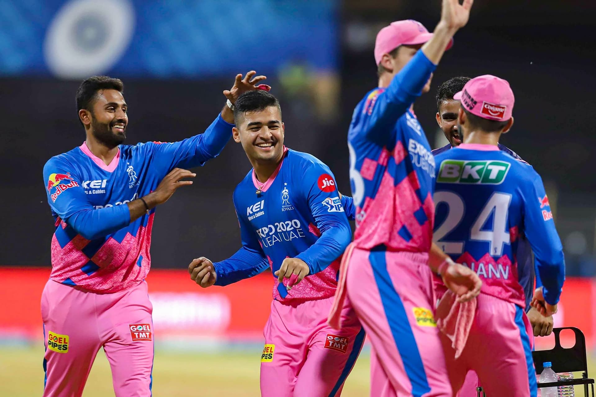 IPL 2021 : Rajasthan Royals पर टूटा मुसीबतों का पहाड़, दूसरी टीमों से लोन लेने की आयी नौबत IPL 2021 : Rajasthan Royals पर टूटा मुसीबतों का पहाड़, दूसरी टीमों से लोन लेने की आयी नौबत