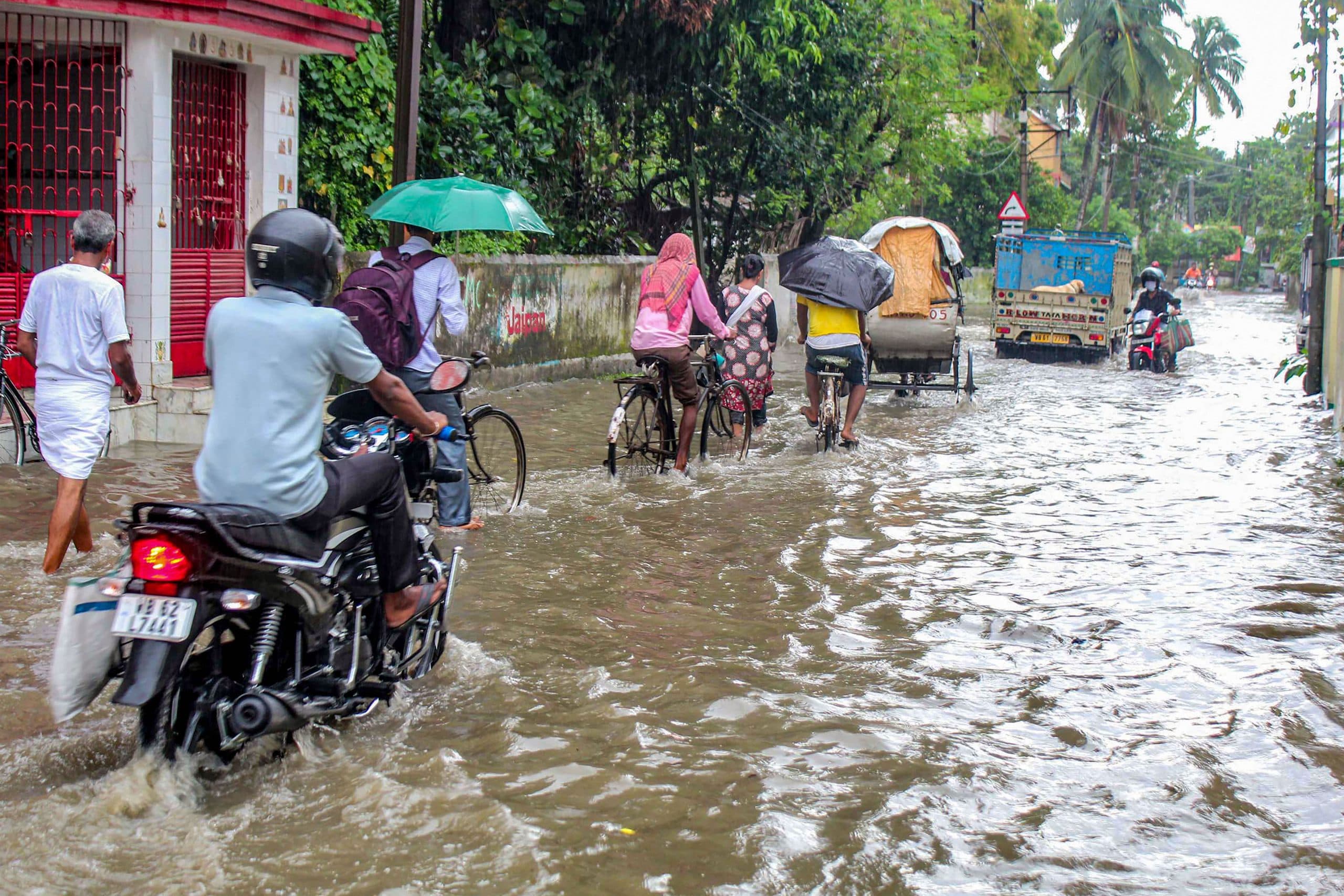 पश्चिम बंगाल पहुंचा मानसून, उत्तर भारत में बढ़ा तापमान