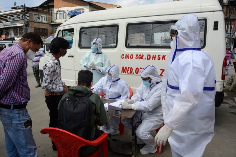 Coronavirus India Updates : टूटा सब रिकार्ड, देश में कोविड-19 के एक दिन में 55 हजार से अधिक नये केस, जानें किस राज्य में कितने हैं संक्रमित