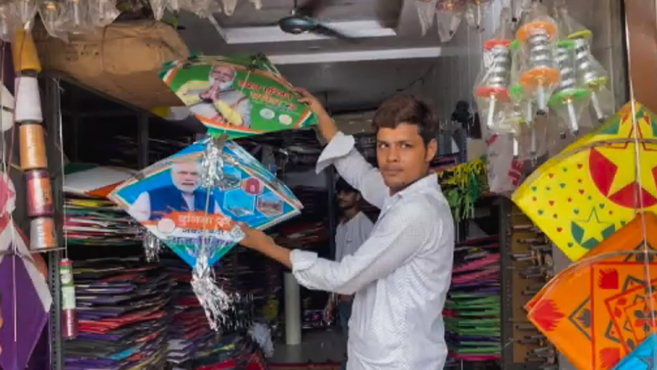 पीएम मोदी की तस्वीर वाली पतंग की डिमांड जोरों पर, देखें कैसी-कैसी पतंगों से सजा है स्वतंत्रता दिवस का बाजार