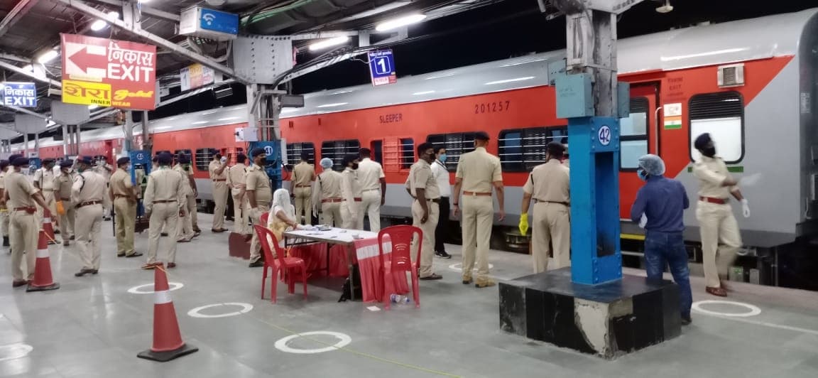 बिहार : अहमदाबाद से 1208 मजदूरों को लेकर मुजफ्फरपुर पहुंची श्रमिक विशेष ट्रेन, प्रशासन अलर्ट