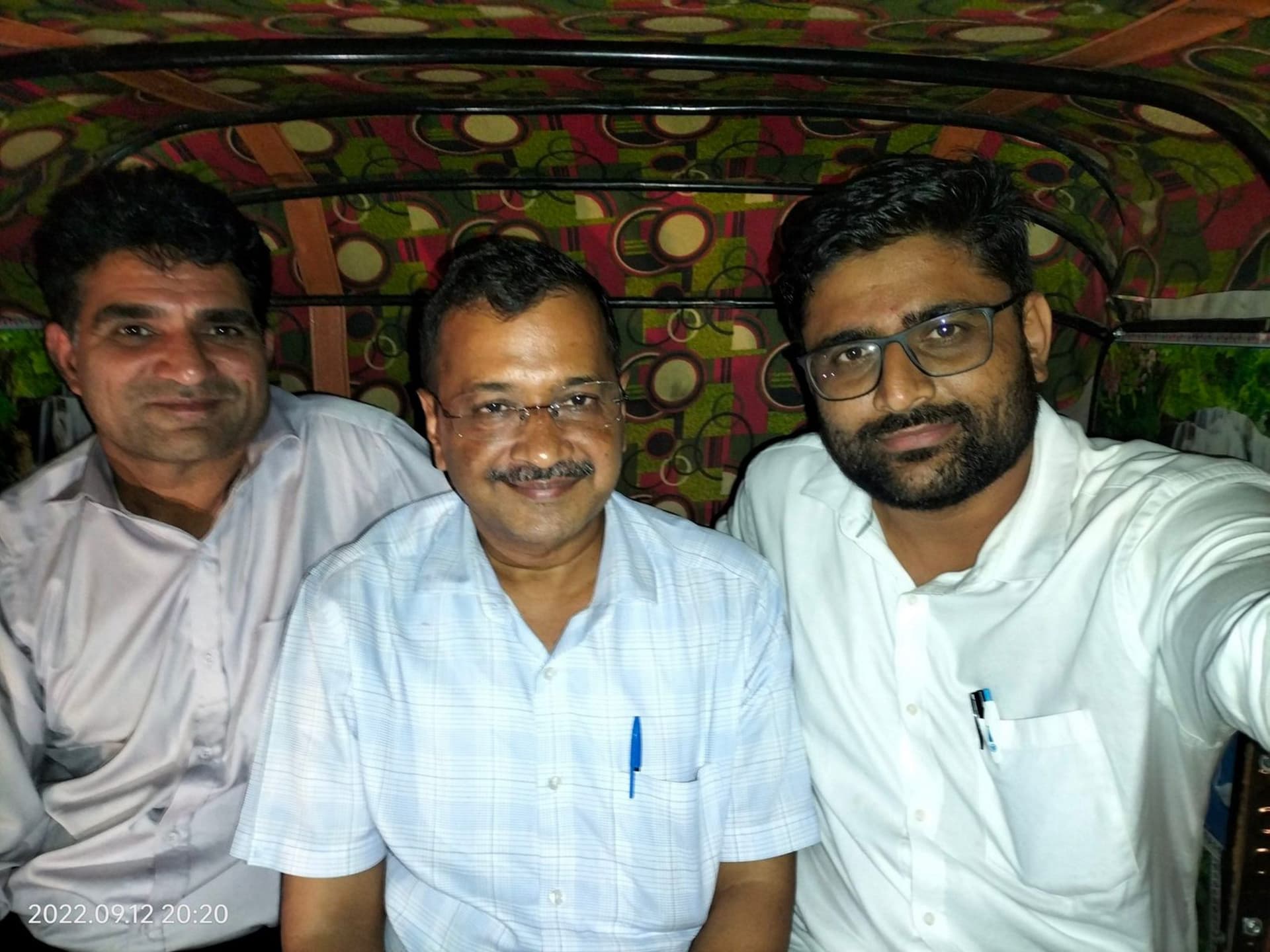 Gujarat Election 2022: ऑटो ड्राइवर के घर डिनर करने पहुंचे अरविंद केजरीवाल, पुलिस से हुई तीखी बहस, वीडियो