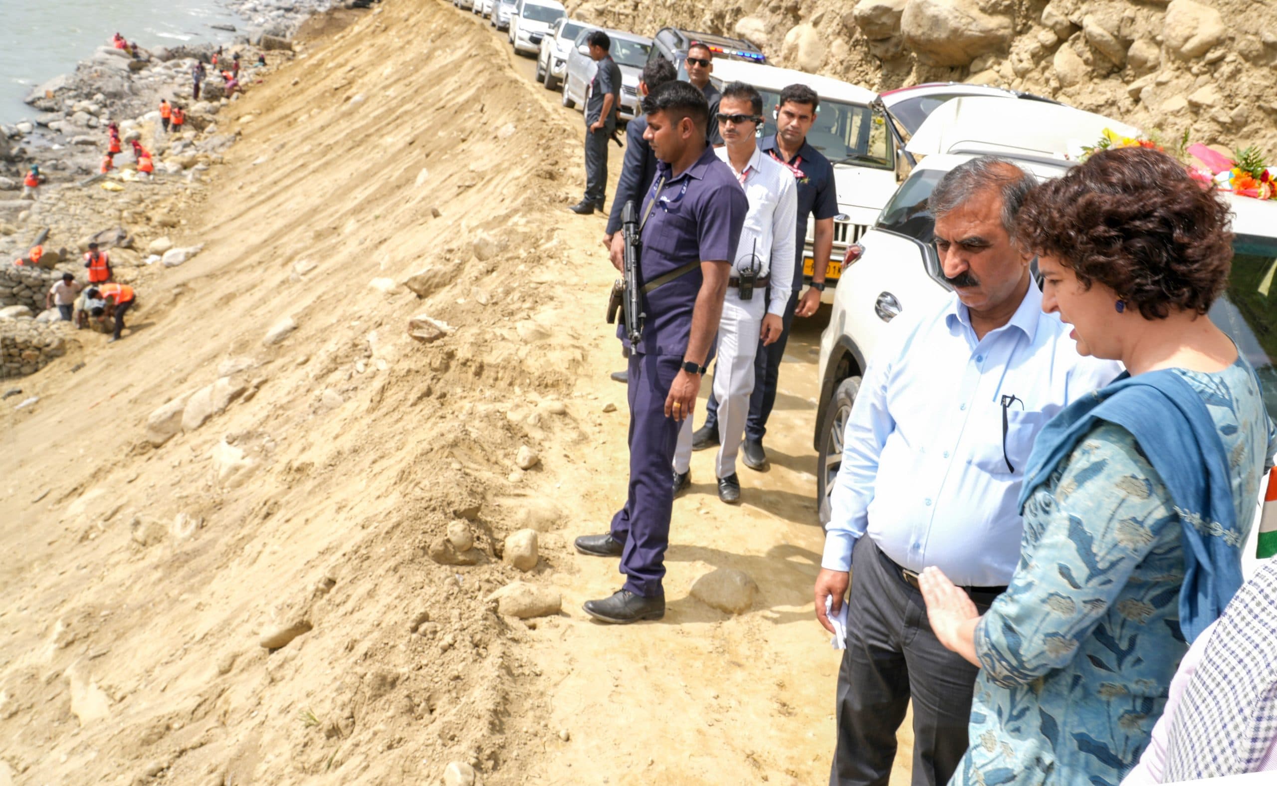 Himachal Pradesh: प्रियंका गांधी ने किया बाढ़ प्रभावित इलाकों का दौरा, हालात देख पीएम मोदी से कर दी यह अपील