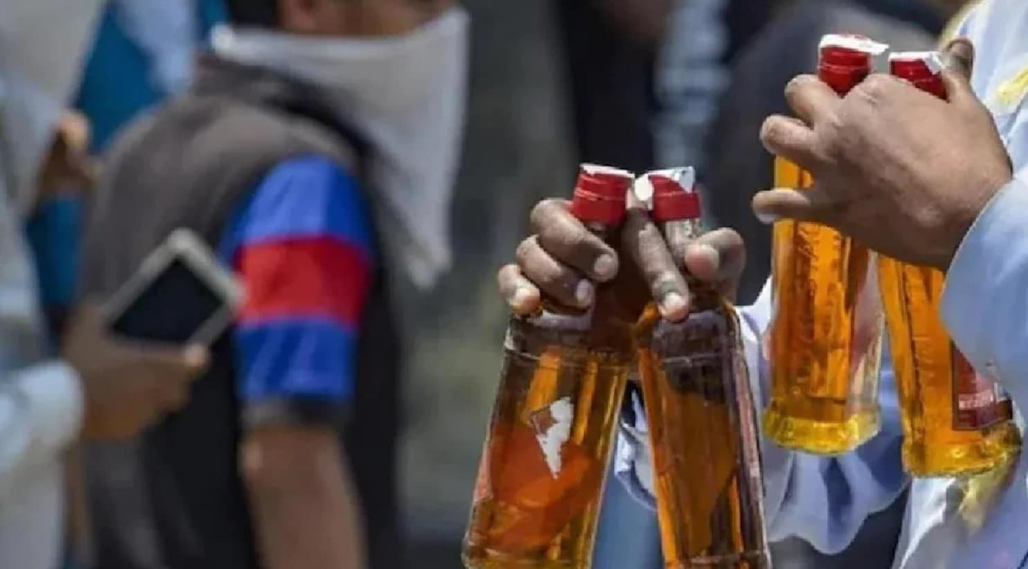 बिहार: मद्यनिषेध थाने में तैनात जवान चोरी की बाइक से शराब तस्करी करते गिरफ्तार, पहले भी दो बार जा चुका है जेल