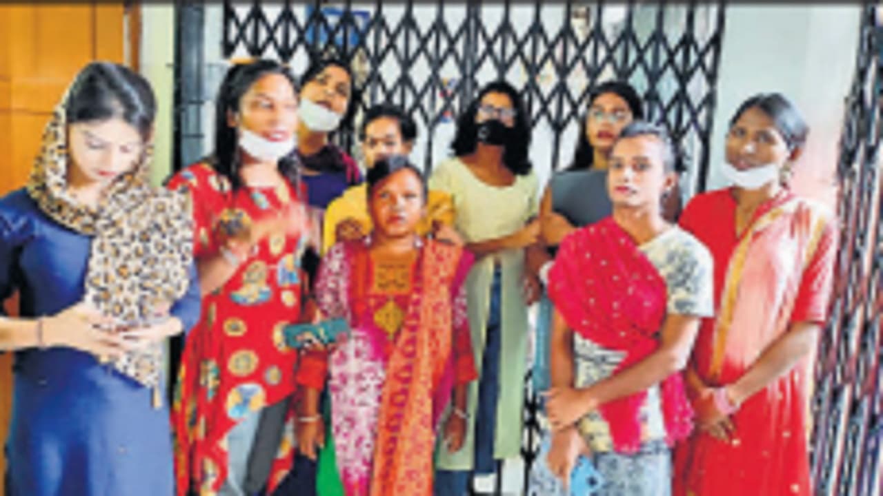 Bihar News: खगौल में कॉलेज ने एडमिशन देने से किया मना, ट्रांसजेंडरों ने तालाबंदी कर किया हंगामा