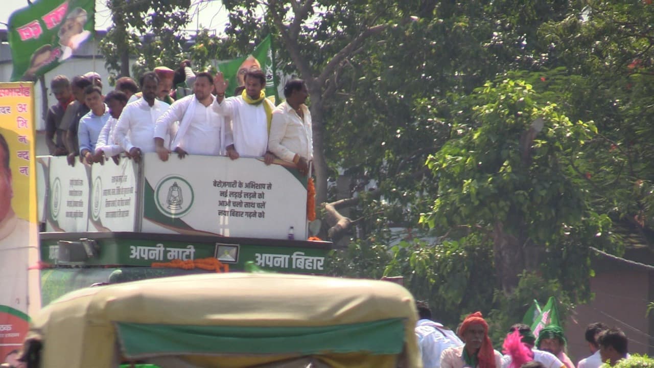 हंगामे के बीच समर्थक लगा रहे थे लालू जिंदाबाद के नारे, CBI टीम को गेट तक छोड़ने आये राबड़ी और तेजप्रताप